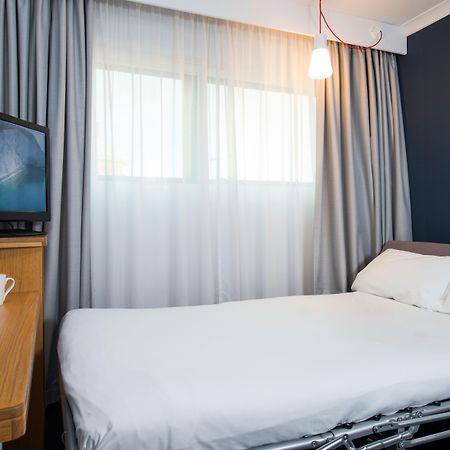 Holiday Inn Express Swansea East By Ihg Exterior photo