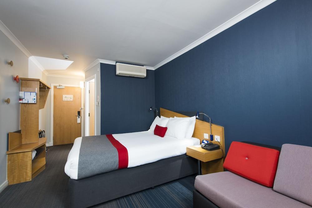Holiday Inn Express Swansea East By Ihg Exterior photo