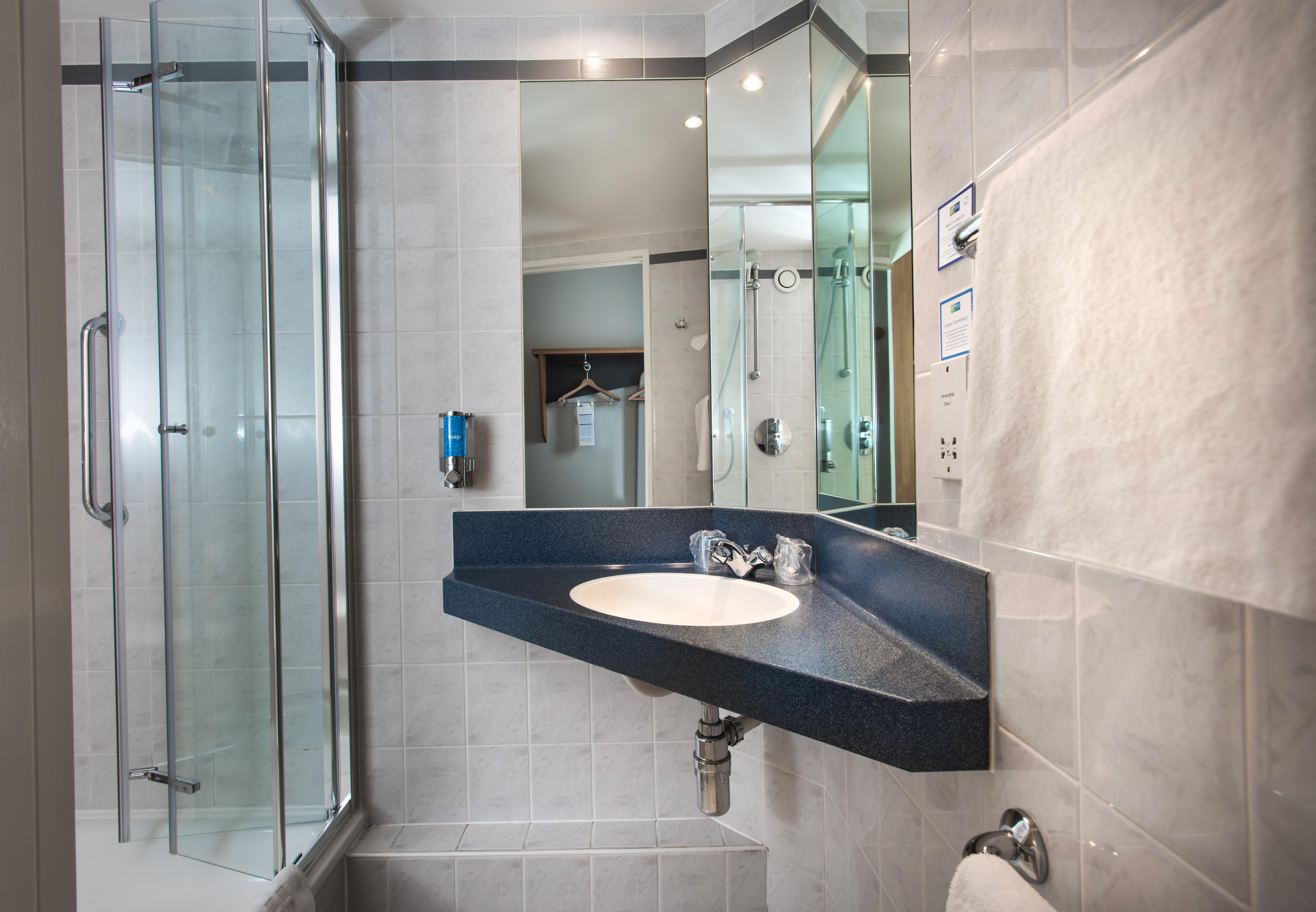 Holiday Inn Express Swansea East By Ihg Exterior photo