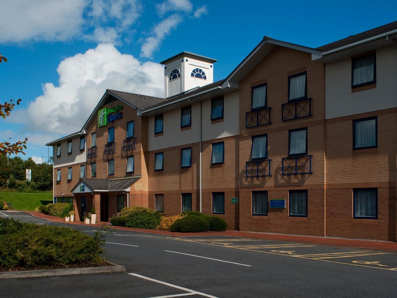 Holiday Inn Express Swansea East By Ihg Exterior photo