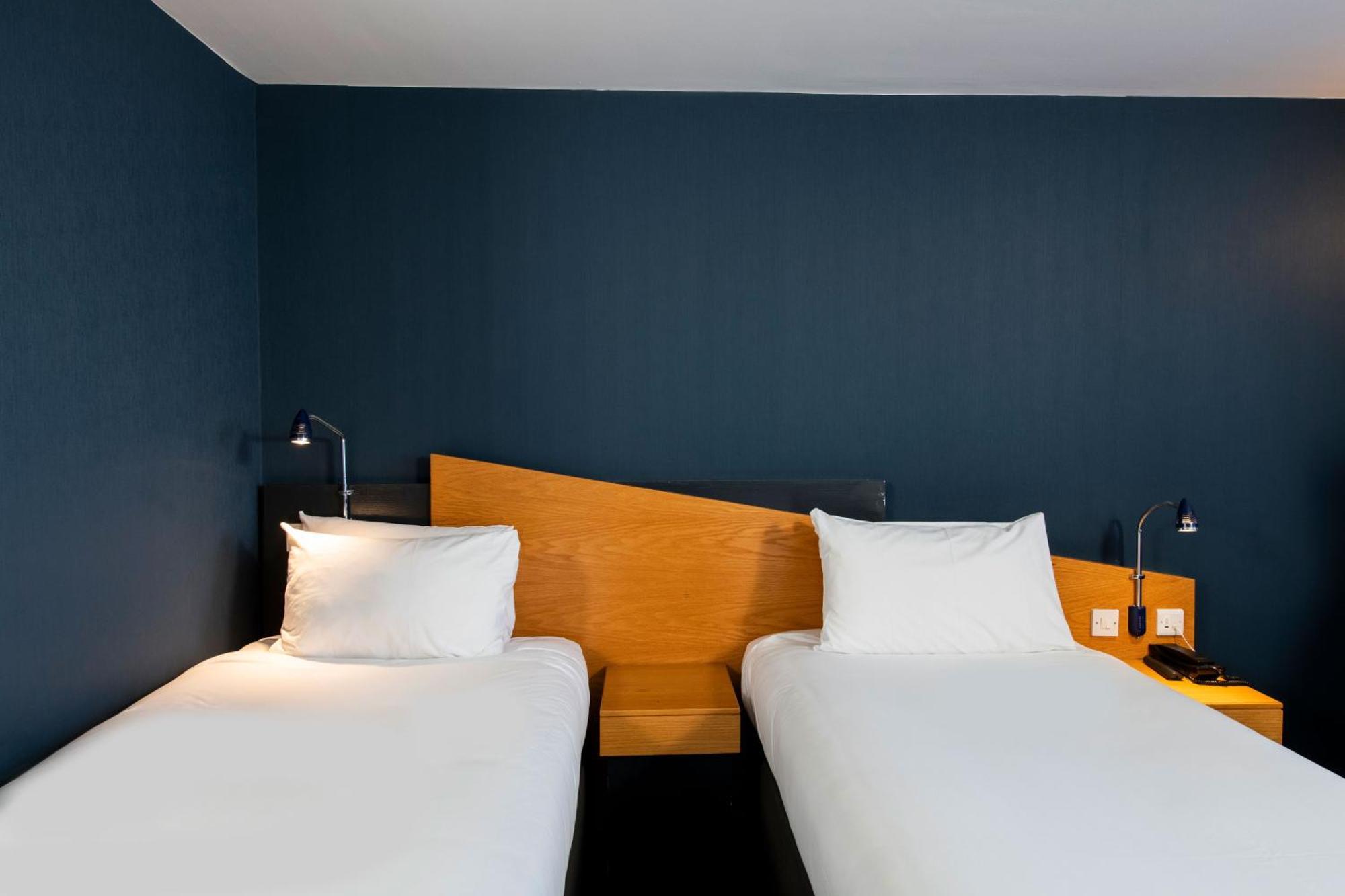 Holiday Inn Express Swansea East By Ihg Exterior photo