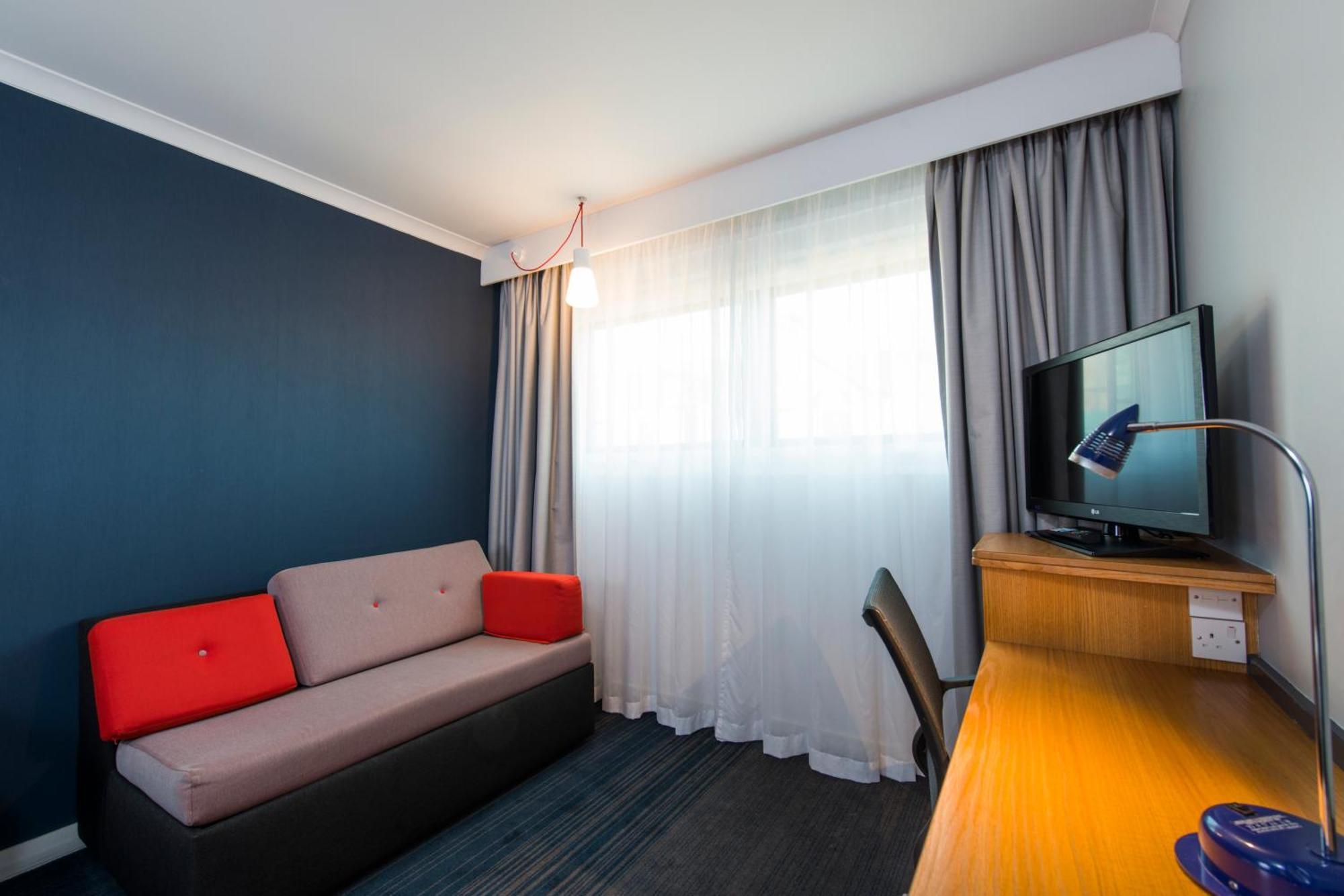 Holiday Inn Express Swansea East By Ihg Exterior photo