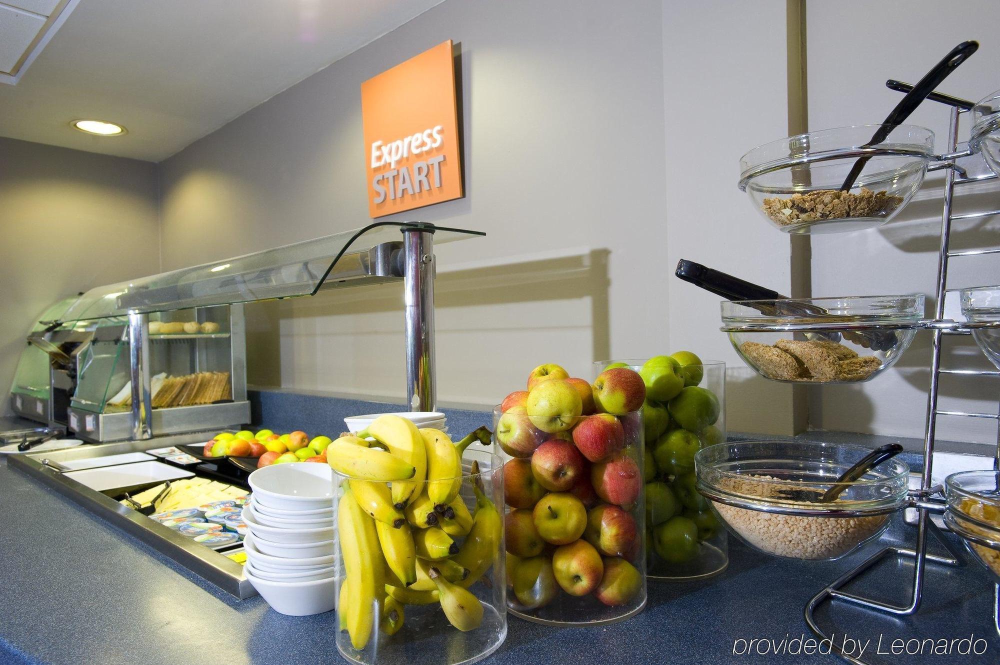 Holiday Inn Express Swansea East By Ihg Restaurant photo