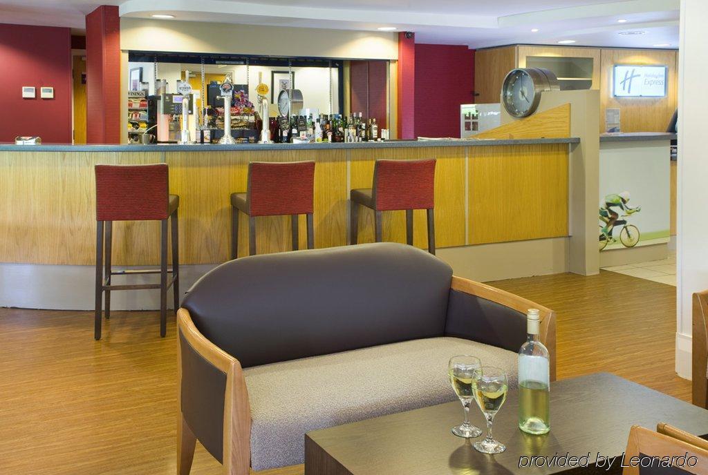 Holiday Inn Express Swansea East By Ihg Restaurant photo