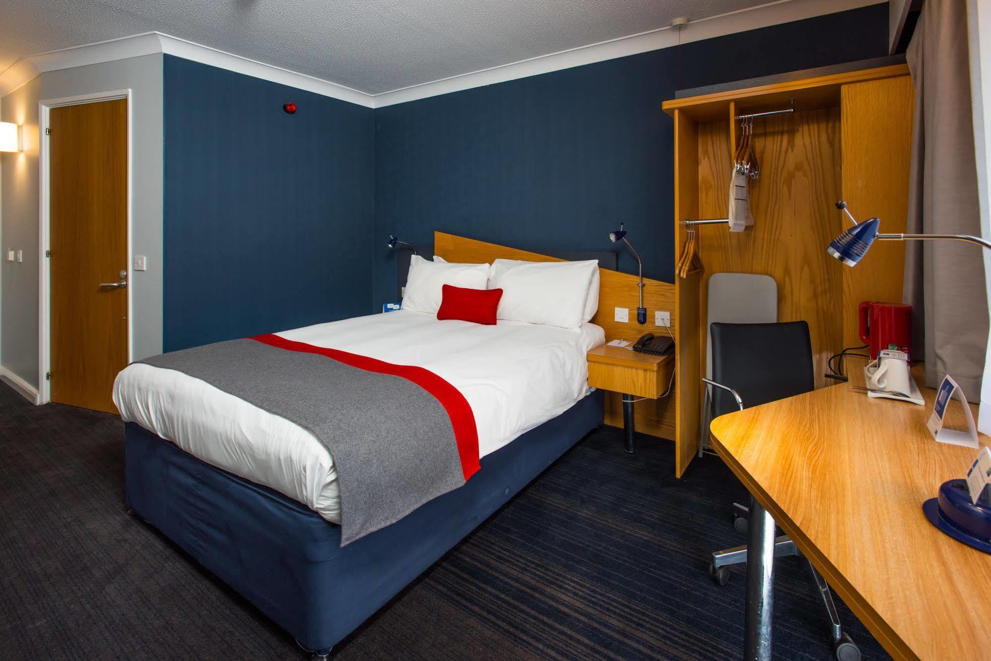 Holiday Inn Express Swansea East By Ihg Exterior photo